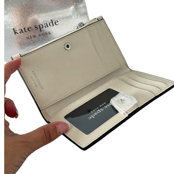 NWT Kate Spade White Wallet with Silver  accents. Includes gift 🎁 box - Picture 4 of 15